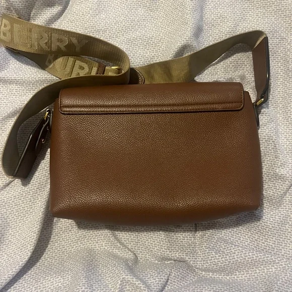Burberry Note Shoulder Bag - Picture 2 of 13